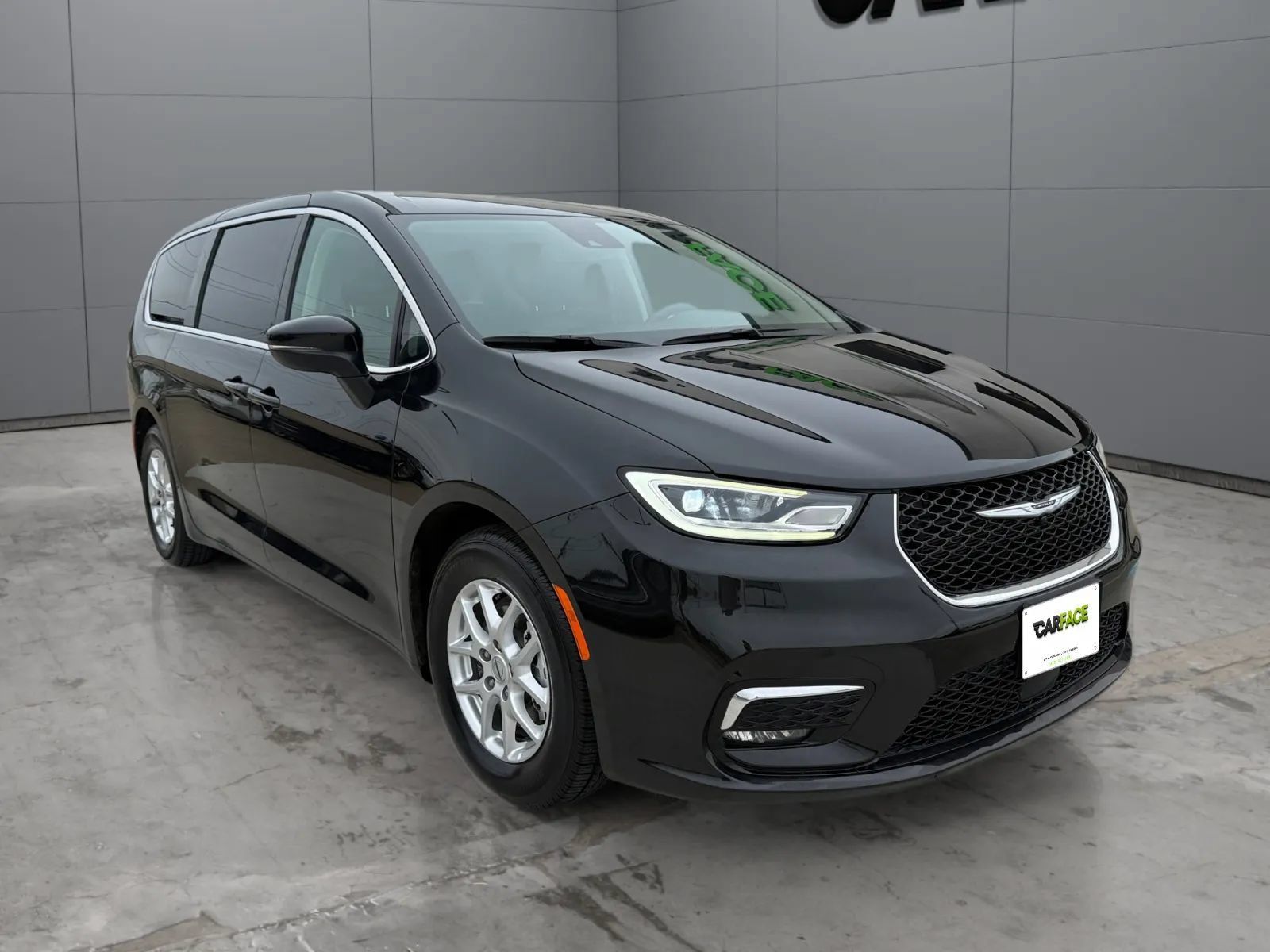 Used 2023 Chrysler Pacifica Touring-L FWD image 4