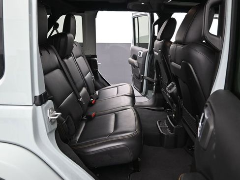Used 2024 Jeep Wrangler Sahara image 15
