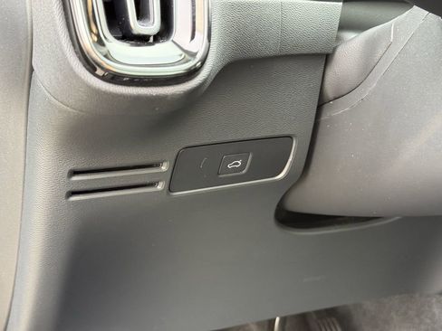 Certified 2025 Volvo XC40 B5 Core image 19