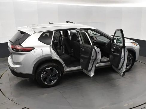 Used 2024 Nissan Rogue SV AWD/4WD image 6