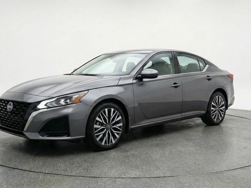 Used 2025 Nissan Altima 2.5 SV FWD image 3