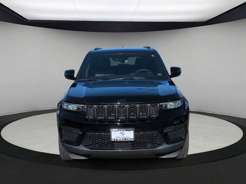 Used 2023 Jeep Grand Cherokee Altitude image 2