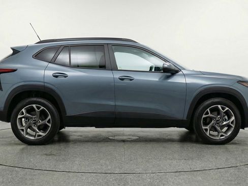 Used 2025 Chevrolet Trax LT w/ LT Convenience Package FWD image 11