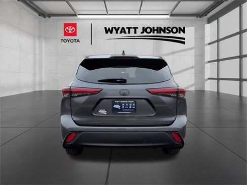 Certified 2023 Toyota Highlander LE image 4