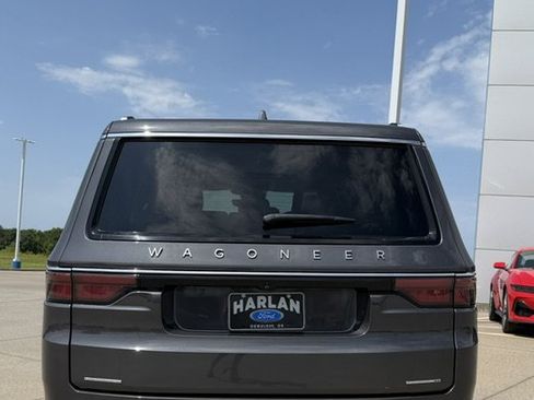 Used 2023 Jeep Wagoneer Series III w/ Premium Group I AWD/4WD image 5