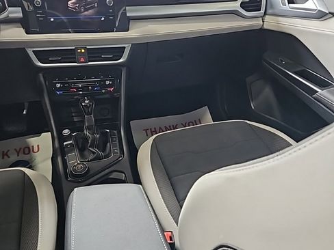 Used 2025 Volkswagen Taos SE image 21