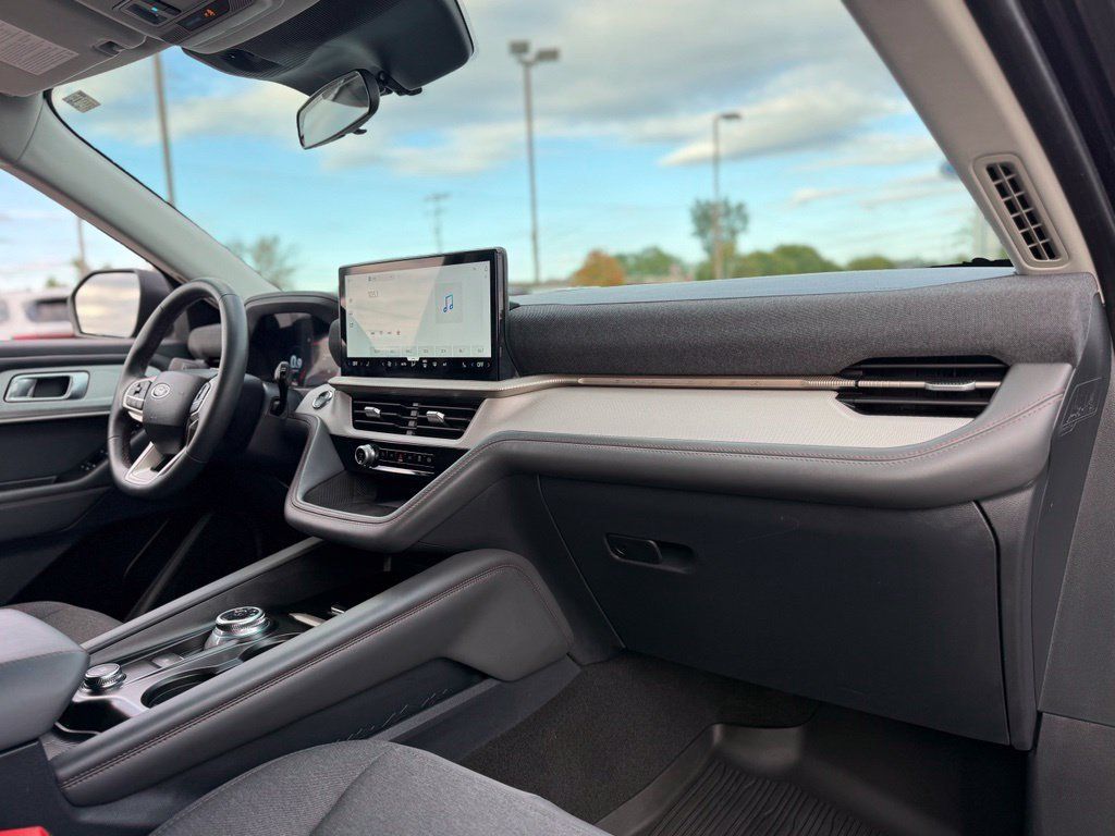 Certified 2025 Ford Explorer Active AWD/4WD image 17