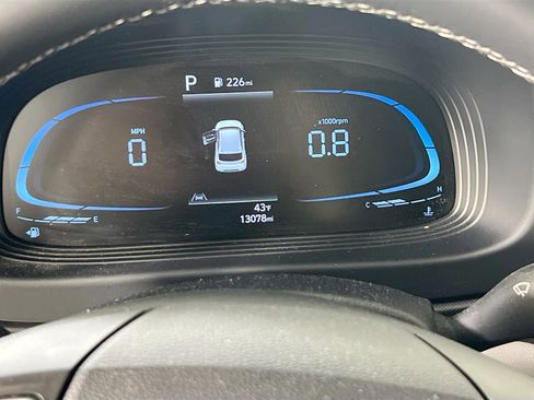 Used 2023 Hyundai Venue SEL image 12