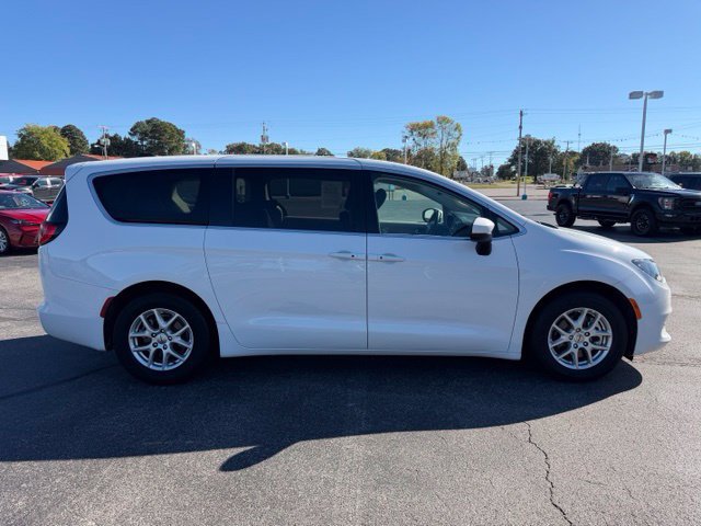 Used 2023 Chrysler Voyager LX FWD image 13