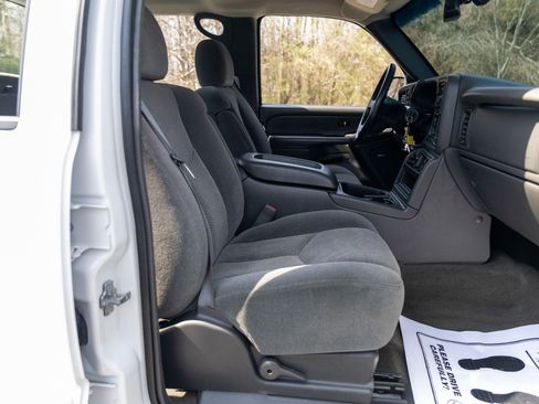 Used 2005 Chevrolet Silverado 2500 LS w/ Heavy-Duty Power Package image 36