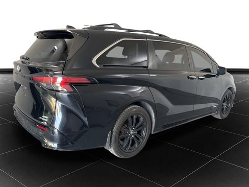 Used 2021 Toyota Sienna Limited image 5
