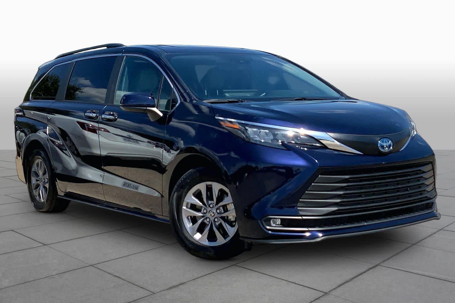 Used 2025 Toyota Sienna XLE FWD image 3