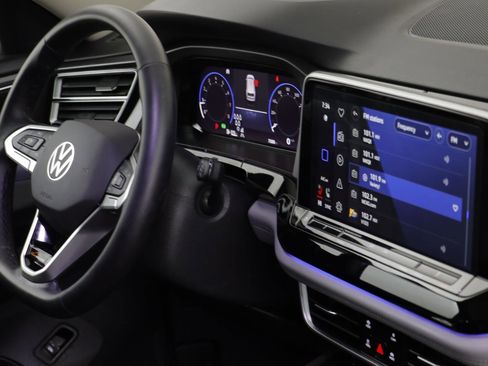 Used 2025 Volkswagen Atlas Peak Edition SE image 19