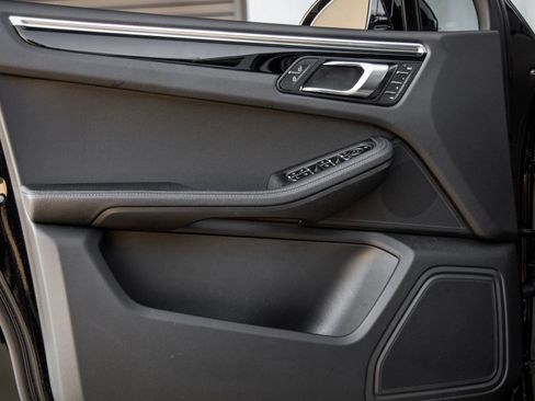 Certified 2024 Porsche Macan AWD/4WD image 20