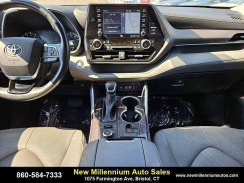 Used 2021 Toyota Highlander Limited image 14