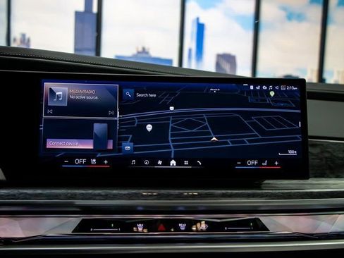 Used 2025 BMW 760i xDrive w/ Executive Package image 19