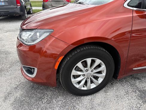 Used 2018 Chrysler Pacifica Touring-L FWD image 12