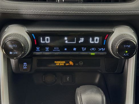 Used 2020 Toyota RAV4 XLE w/ Carpet Mat Package AWD/4WD image 15