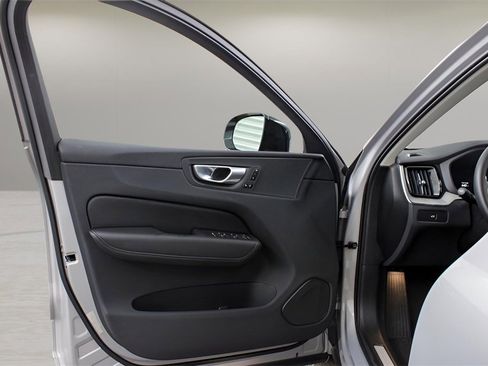 Certified 2025 Volvo XC60 B5 Plus image 28