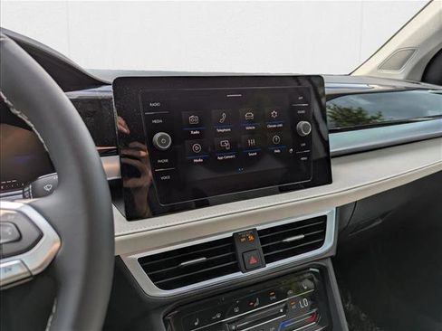 New 2025 Volkswagen Taos SE image 18
