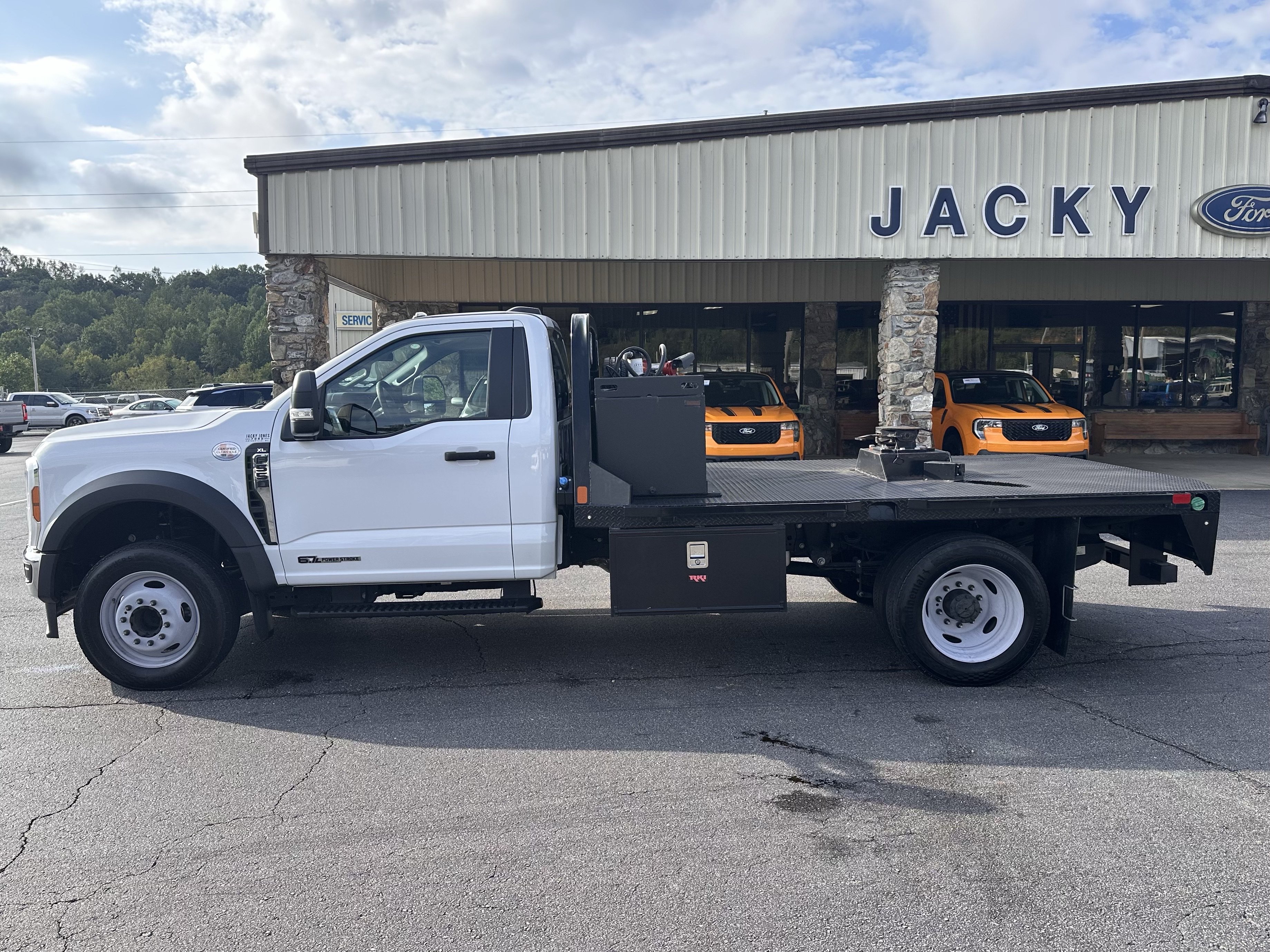 Used 2024 Ford F550 2WD Regular Cab Super Duty image 1