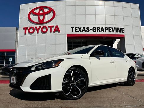 Used 2025 Nissan Altima 2.5 SR image 2