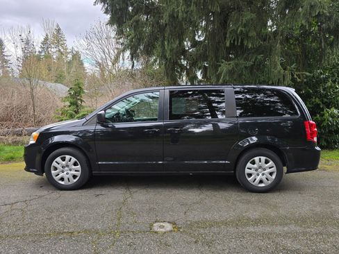 Used 2018 Dodge Grand Caravan SE FWD image 2