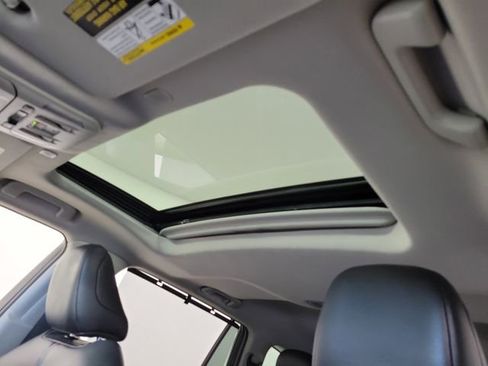 Used 2024 Toyota Highlander XLE FWD image 21