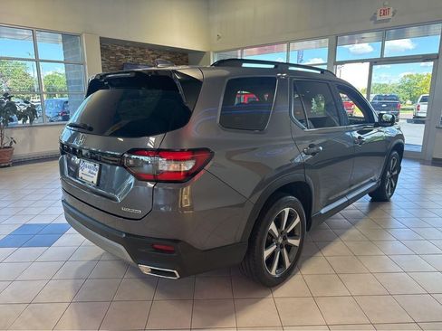 Used 2025 Honda Pilot Touring image 12