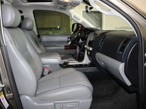 Used 2014 Toyota Sequoia Platinum RWD image 35