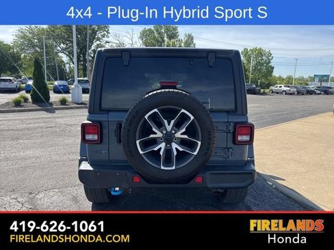 Used 2024 Jeep Wrangler Unlimited w/ Convenience Group AWD/4WD image 4