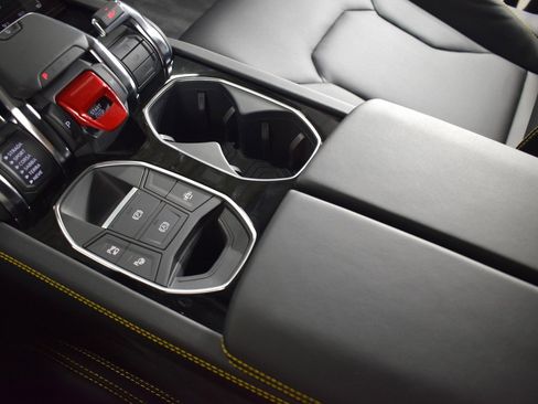 Used 2025 Lamborghini Urus SE image 35