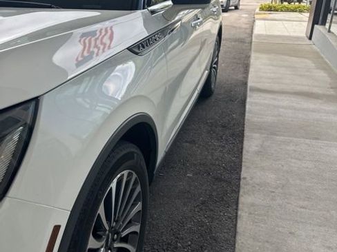 Used 2022 Lincoln Aviator Reserve w/ Elements Package Plus image 3