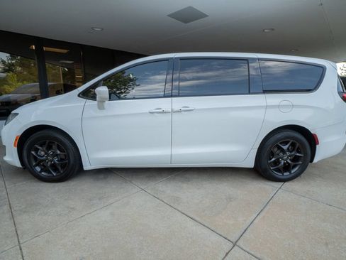 Used 2020 Chrysler Pacifica Touring w/ S Appearance Package FWD image 4
