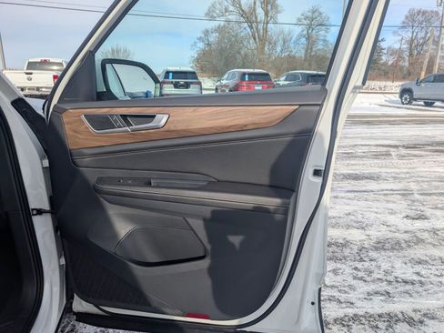 Used 2024 Volkswagen Atlas SE image 34