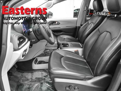 Used 2023 Chrysler Pacifica Touring-L image 14