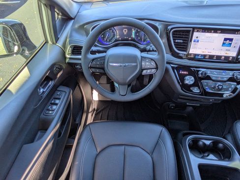 New 2026 Chrysler Pacifica Select image 18