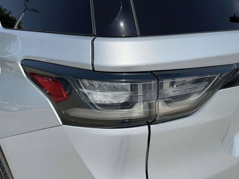 Used 2021 Chevrolet Traverse Premier w/ Redline Edition FWD image 14