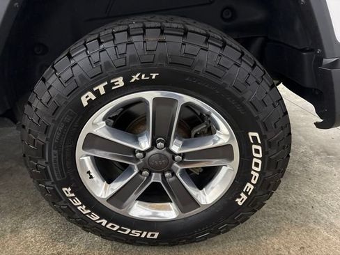 Used 2019 Jeep Wrangler Unlimited Sahara w/ Uconnect 4C Nav & Sound Group AWD/4WD image 12