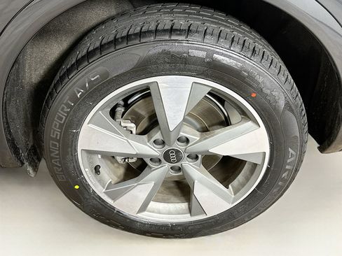 Used 2024 Audi Q5 Premium w/ Convenience Package image 11