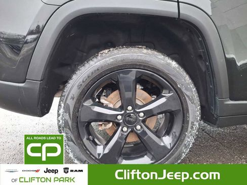 Used 2023 Jeep Grand Cherokee Limited w/ Black Appearance Package image 8