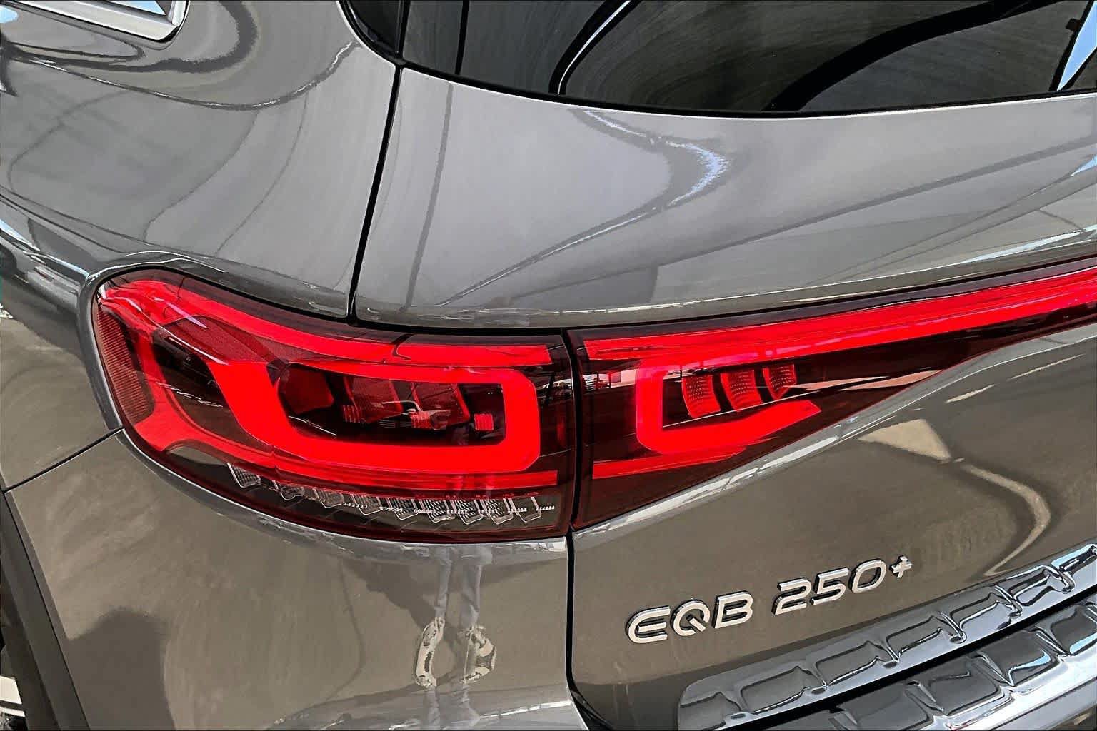 Used 2023 Mercedes-Benz EQB 250+ image 28