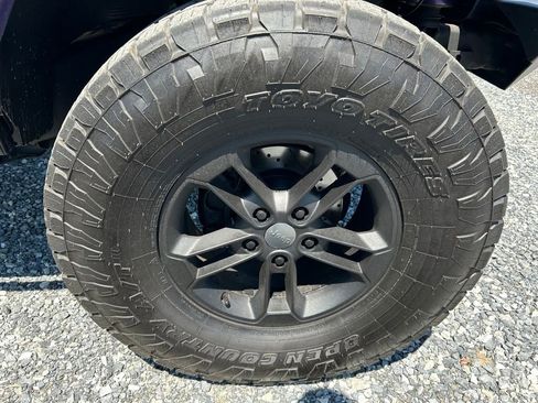 Used 2017 Jeep Wrangler Unlimited Sahara AWD/4WD image 14