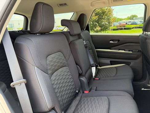 Used 2022 Nissan Pathfinder SV AWD/4WD image 34