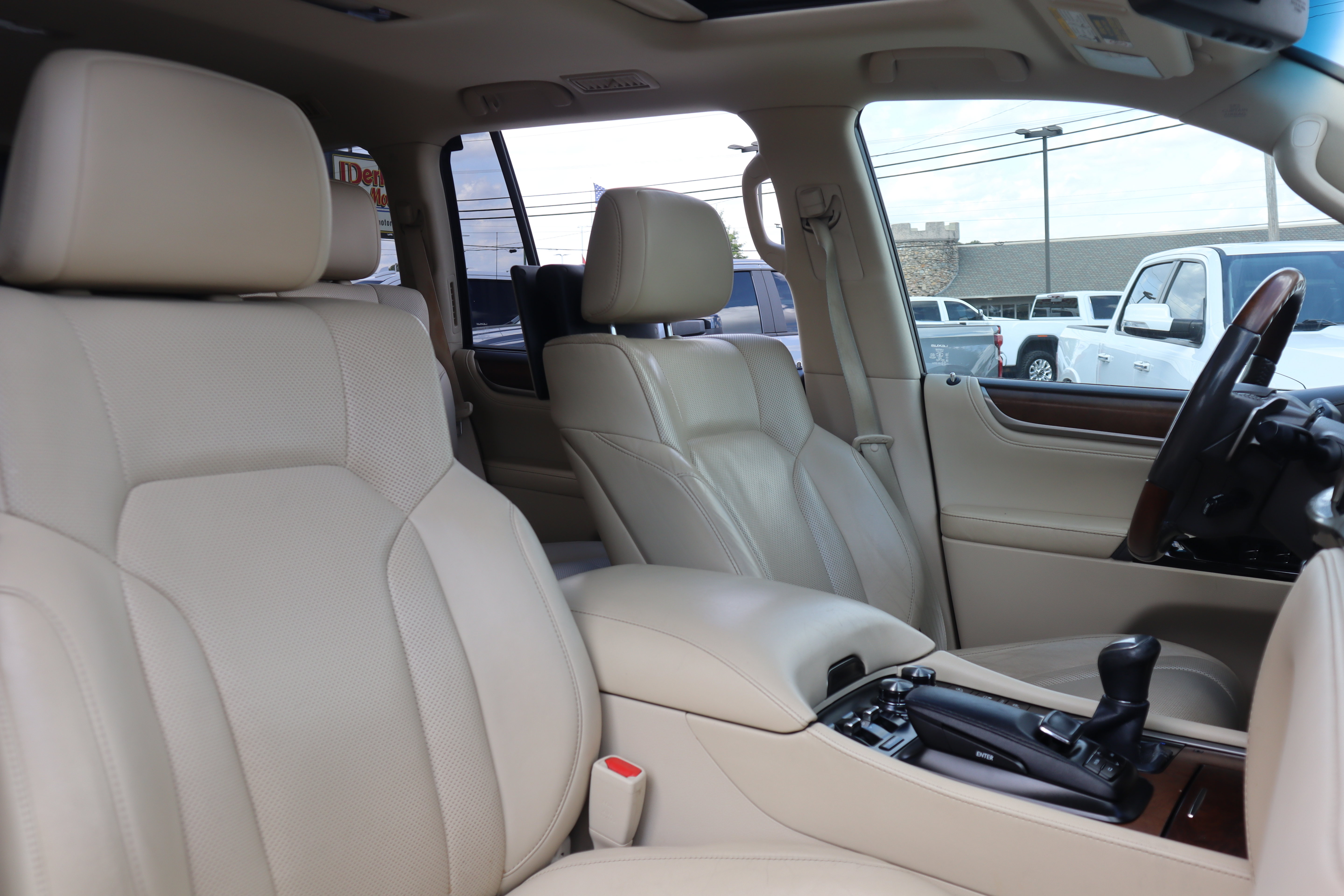 Used 2016 Lexus LX 570 4WD w/ Luxury Package image 34
