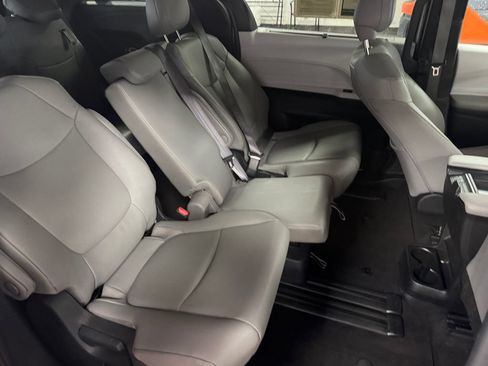 Used 2025 Toyota Sienna XLE FWD image 18