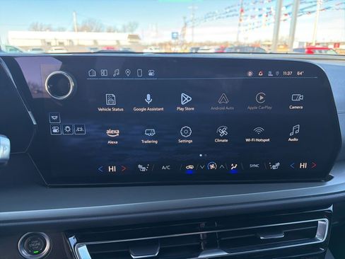 Used 2025 Chevrolet Traverse LT image 15