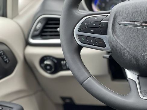 Used 2023 Chrysler Pacifica Touring-L FWD image 34