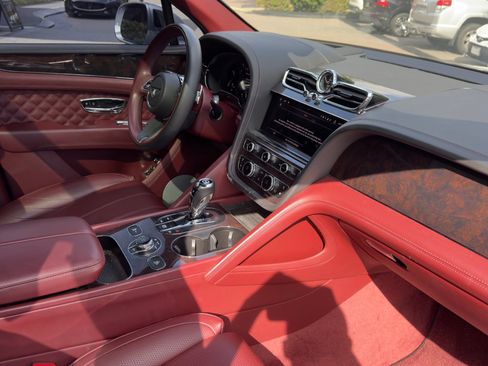 Used 2022 Bentley Bentayga AWD/4WD image 2