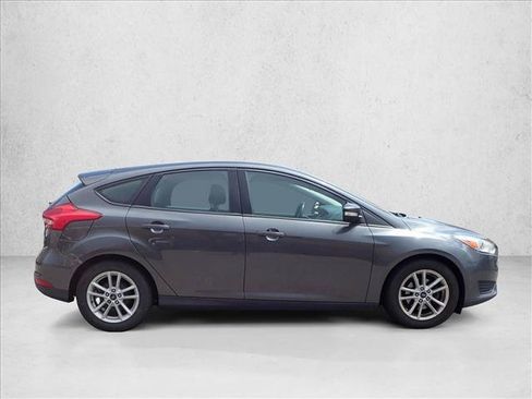 Used 2017 Ford Focus SE w/ Cold Weather Package FWD image 5